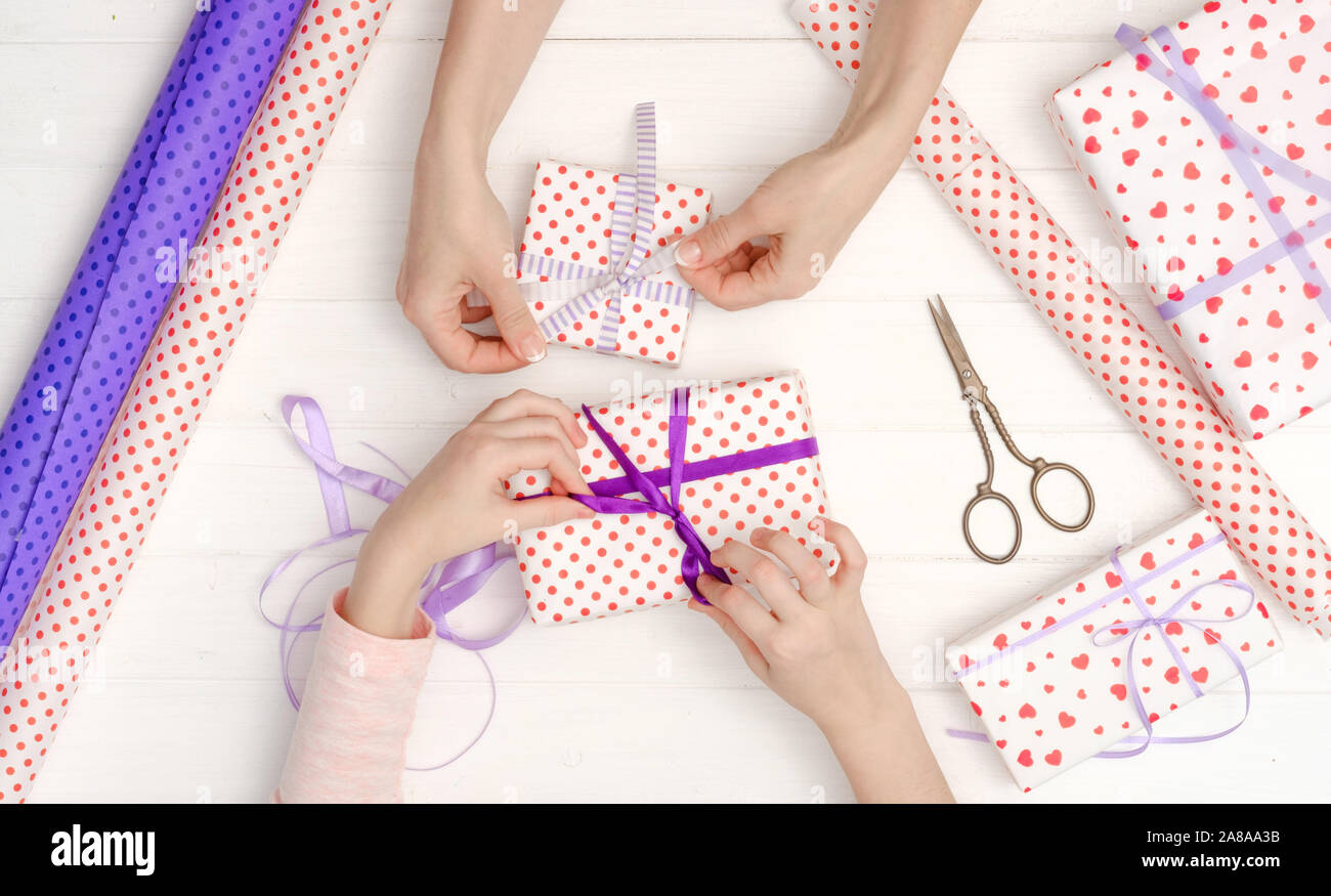 Девочка с ленточкой. Платье ромашка крючком для девочки. Повязка для волос крючком. Девочка вязала ленточку. Повязка на голову вязаная для девочки.