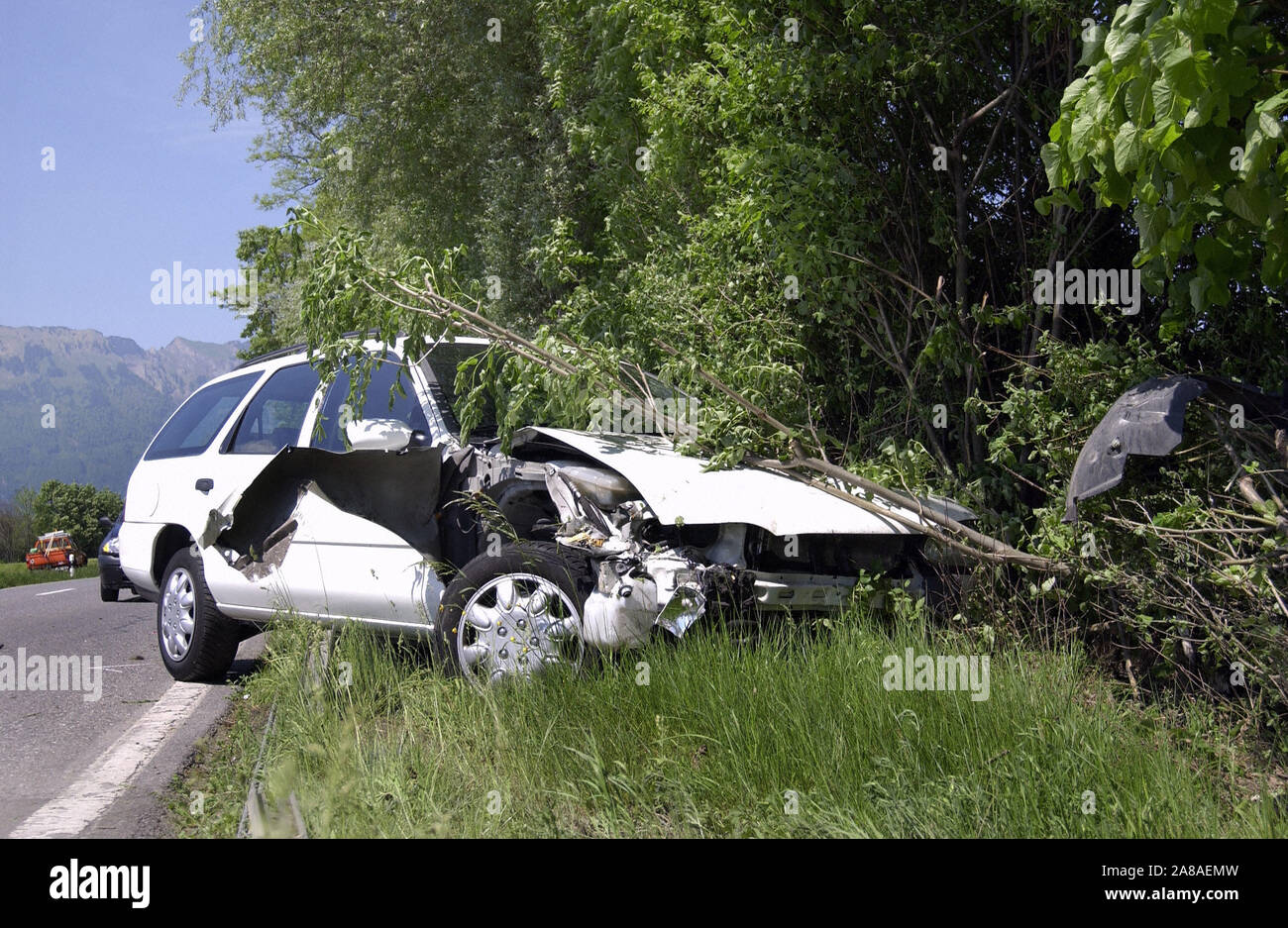Verkehrsunfall, PKW nach Unfall am Fahrbahnrand, Auto, Kombi, Limousine, Stock Photo