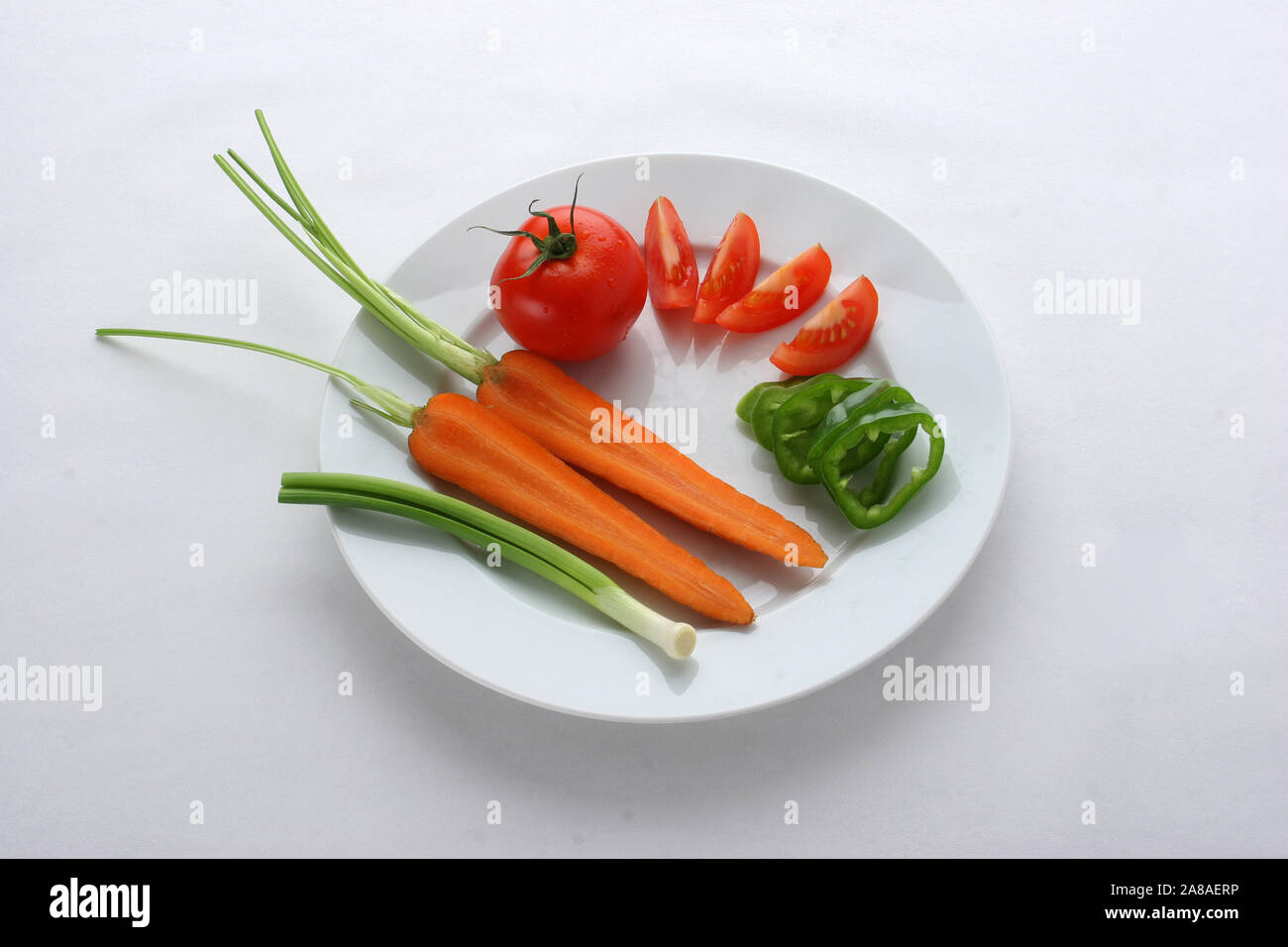 Gemueseteller, Veganer, Tomaten, Paprika, Wurzeln, Karotten, Lauch, Tomaten, Stock Photo
