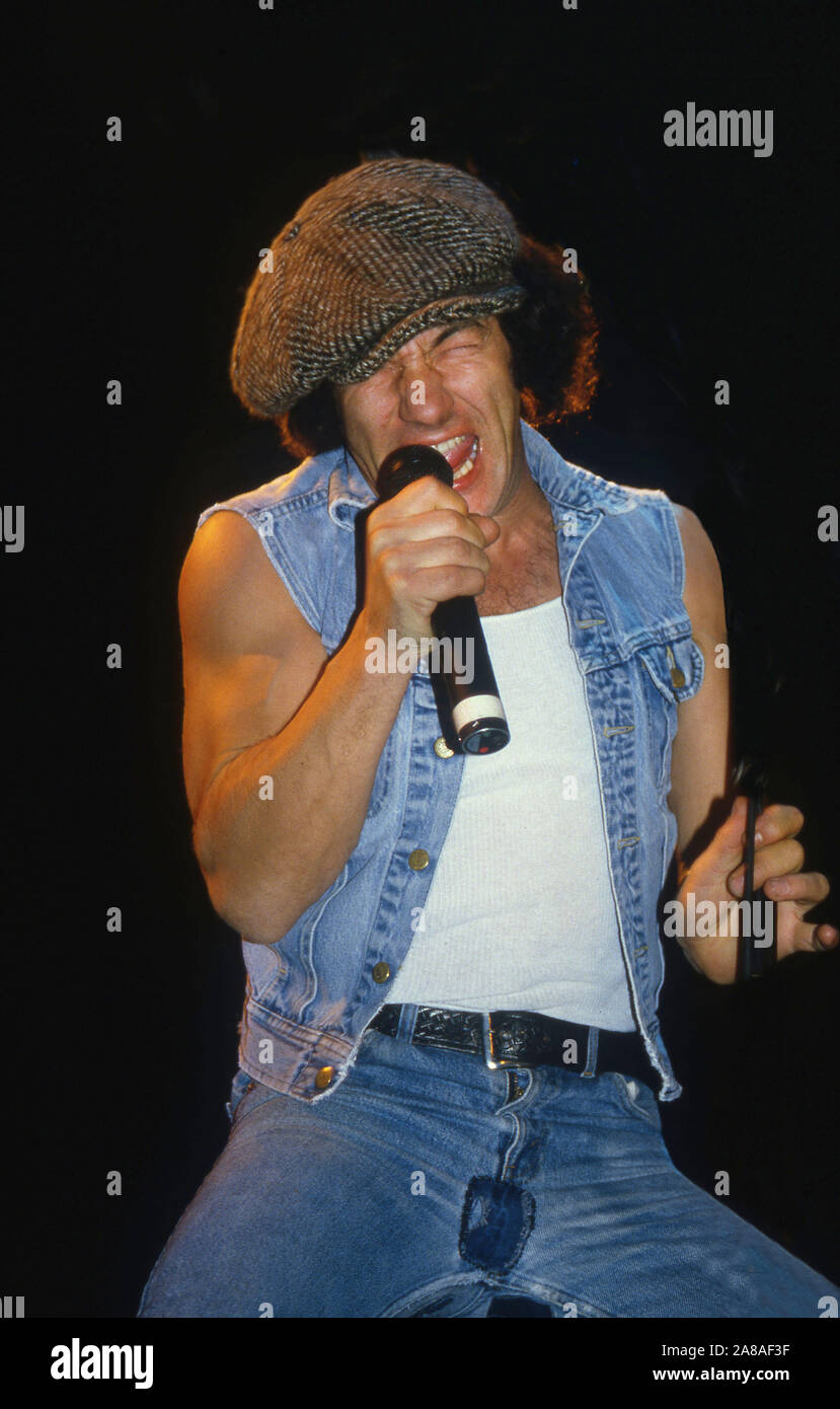 Australian heavy metal band AC/DC onn stage in London 1986: Brian Johnson Stock Photo