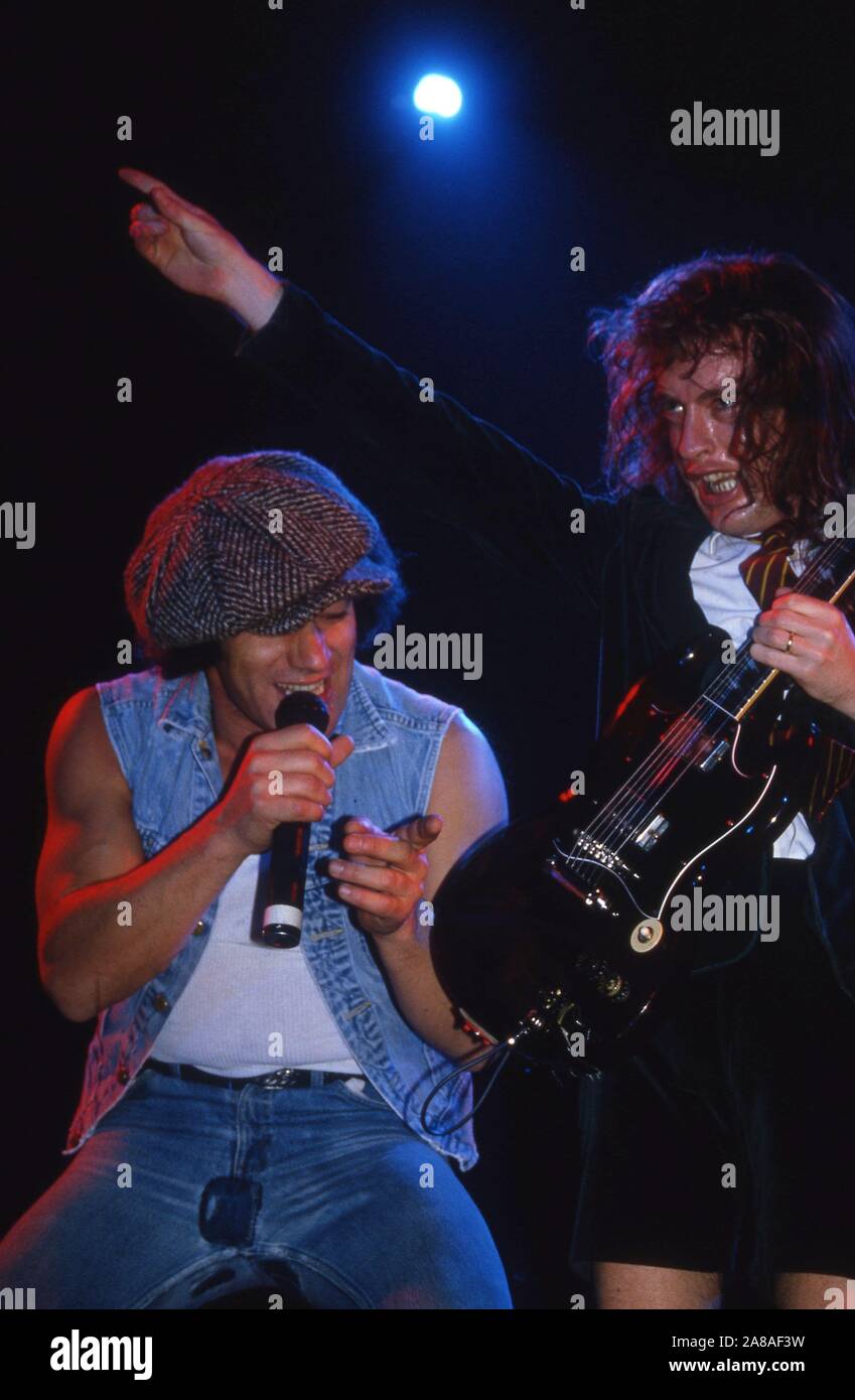 その他 AC/DC Brian Johnson & Angus Young Australian heavy metal band AC/DC onn stage in London 1986: Brian
