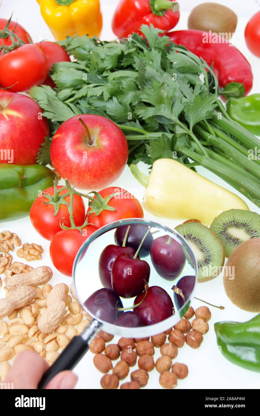 Symbolfoto gesunde Ernährung, Obst, Gemüse, Nüsse, Kirschen, Erdnüsse,  Paproka, Tomaten, Rettich, Walnüsse, Kiwi, Apfel Stock Photo - Alamy