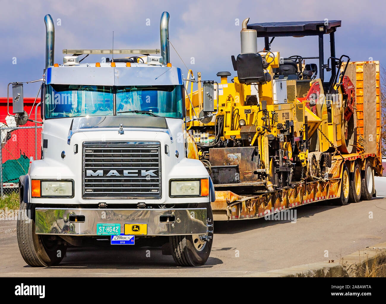 Mack granite truck hi-res stock photography and images - Alamy