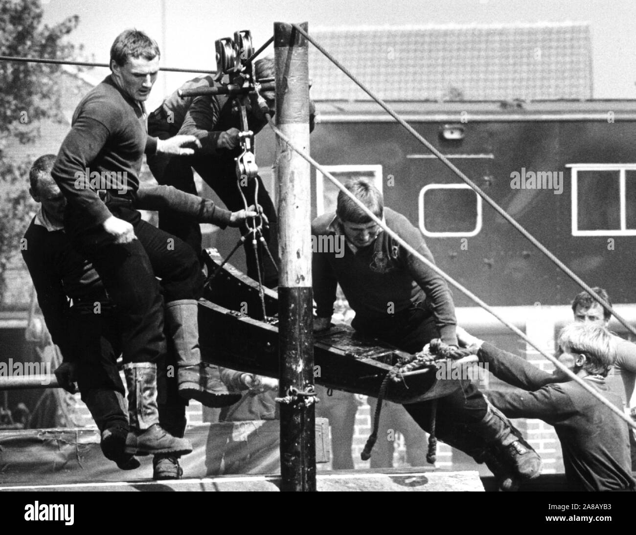 AJAXNETPHOTO. 1984. GOSPORT, ENGLAND. - FIELD GUN TRAINING - FLEET AIR ARM FIELD GUN TEAM IN PRACTICE TRAINING FOR THE EARLS COURT, LONDON, ROYAL TOURNAMENT COMPETITION AT THEIR TRAINING GROUND AT HMS DAEDALUS. PHOTO: JONATHAN EASTLAND/AJAX REF:1984 3 Stock Photo