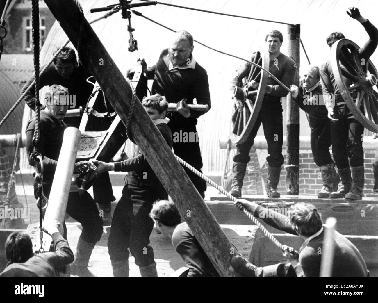 AJAXNETPHOTO. 1984. GOSPORT, ENGLAND. - FIELD GUN TRAINING - FLEET AIR ARM FIELD GUN TEAM IN TRAINING FOR THE EARLS COURT, LONDON, ROYAL TOURNAMENT COMPETITION AT THEIR TRAINING GROUND AT HMS DAEDALUS. PHOTO: JONATHAN EASTLAND/AJAX REF:1984 5 Stock Photo