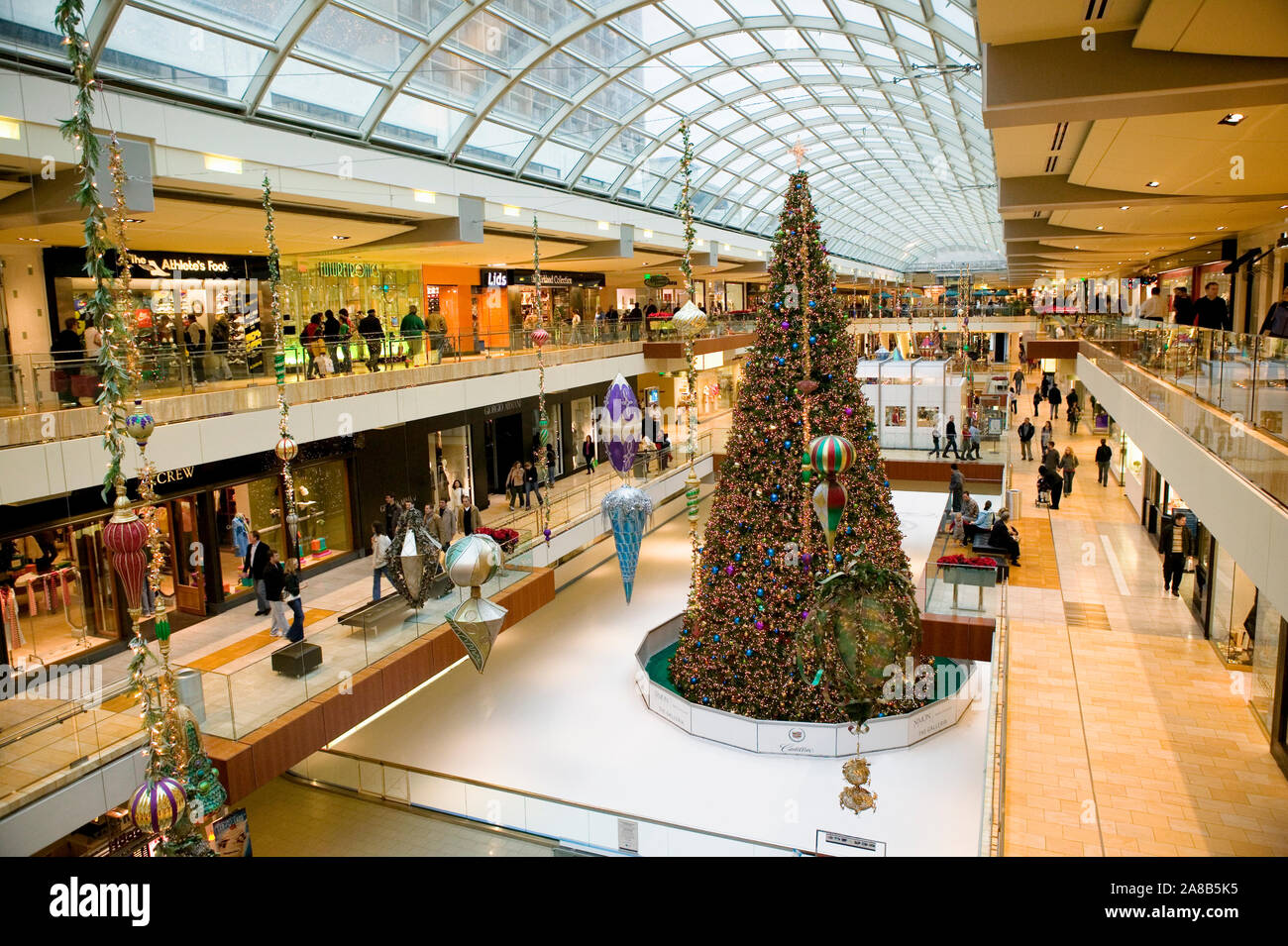 HOUSTON TX SKATING RINK IN THE GALLERIA SHOPPING MALL Stock Photo - Alamy