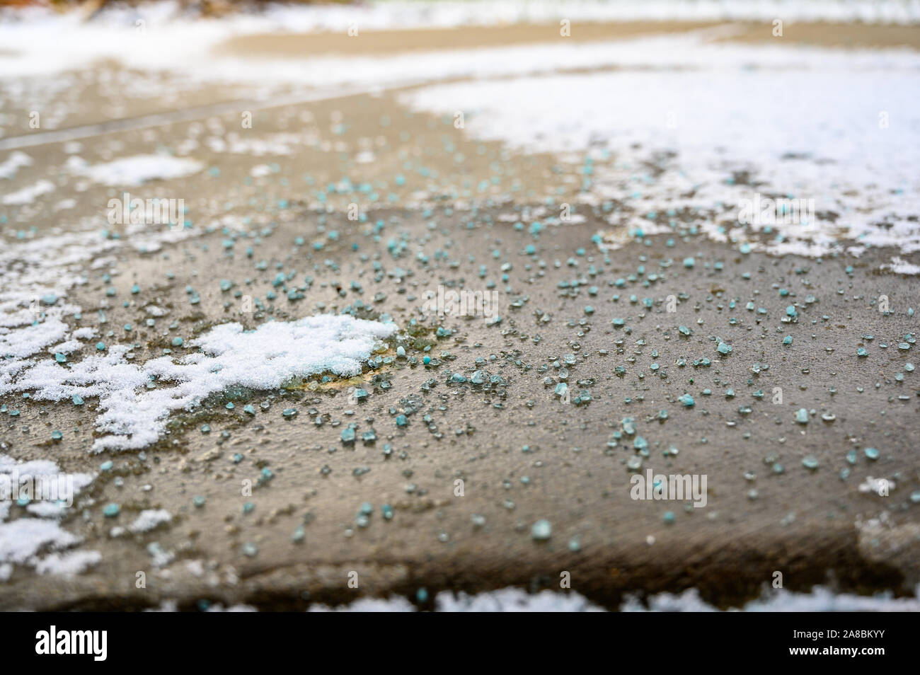 Close-up of rock salt for ice melting Stock Photo - Alamy