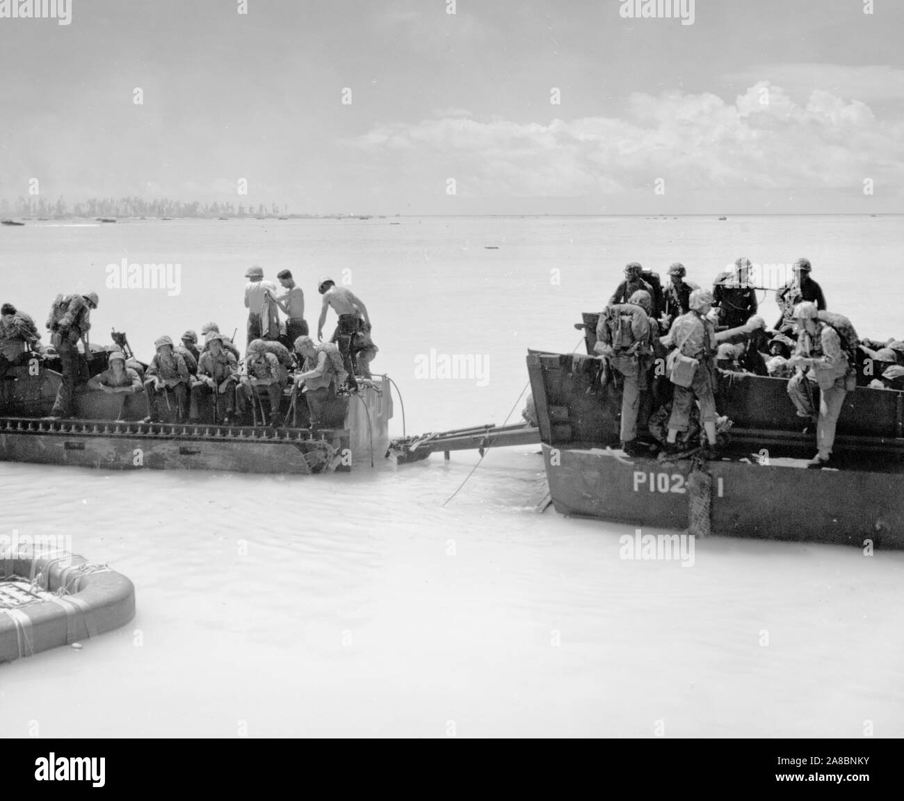 Amphibious tractor ww ii Black and White Stock Photos & Images Alamy