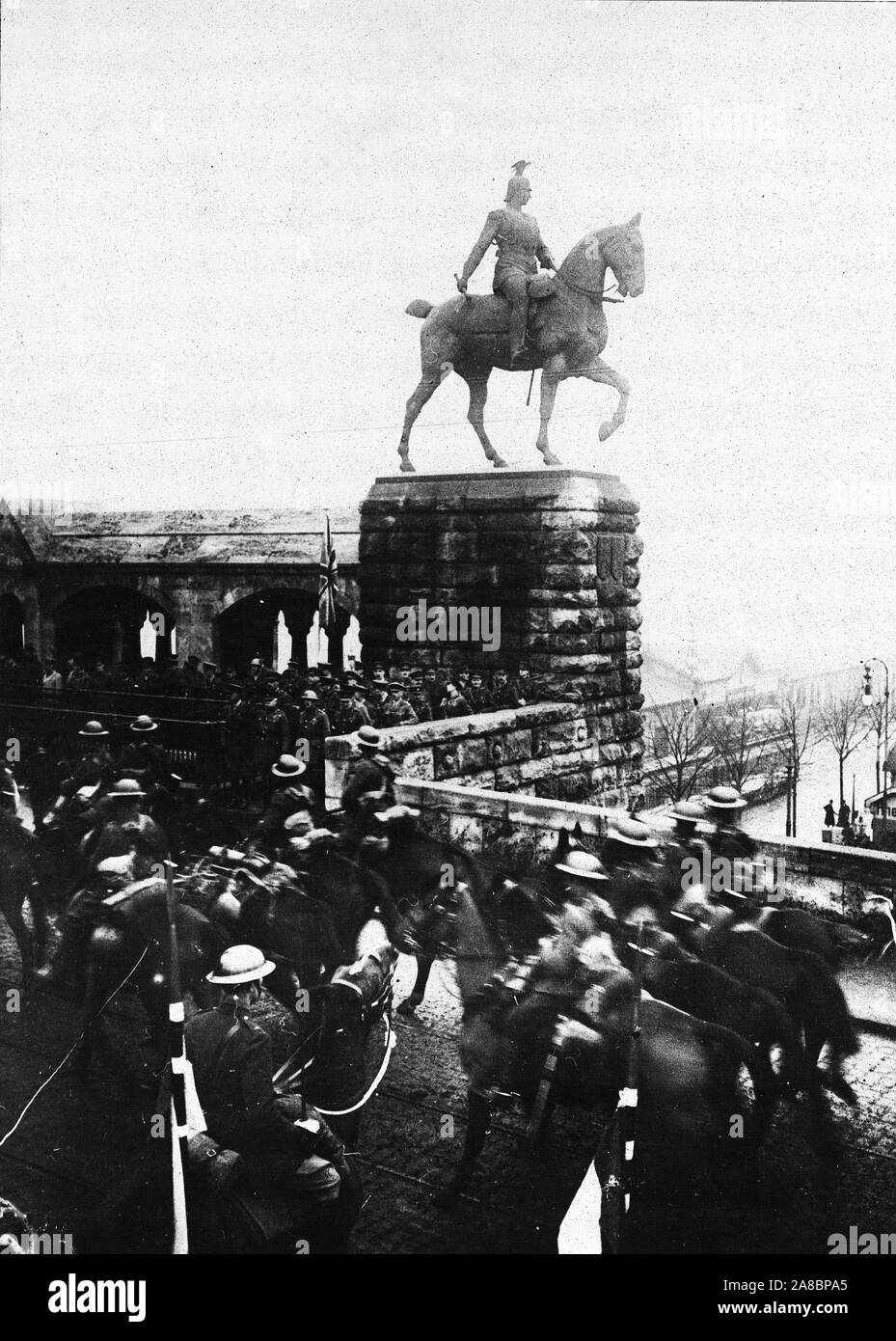 1919 - Kaiser watches British Army pass into Cologne. General Plumer, commander of the 2nd British Army with staff alongside the statue of the Kaiser, reviewing his cavalry as they cross the Hohenzollern Bridge at Cologne Stock Photo