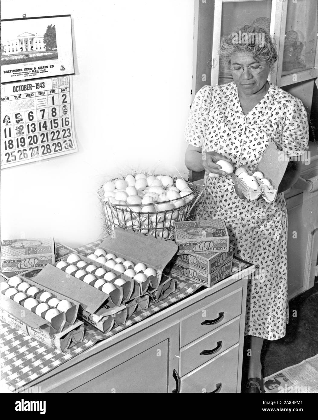 Prince Georges County, MD., African American farm woman, fills egg cases for a poultry farmer Oct. 1943 Stock Photo