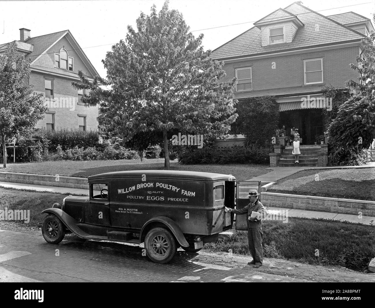 Retailing eggs from truck to home, Mahoning County, Ohio. August 1931 Stock Photo