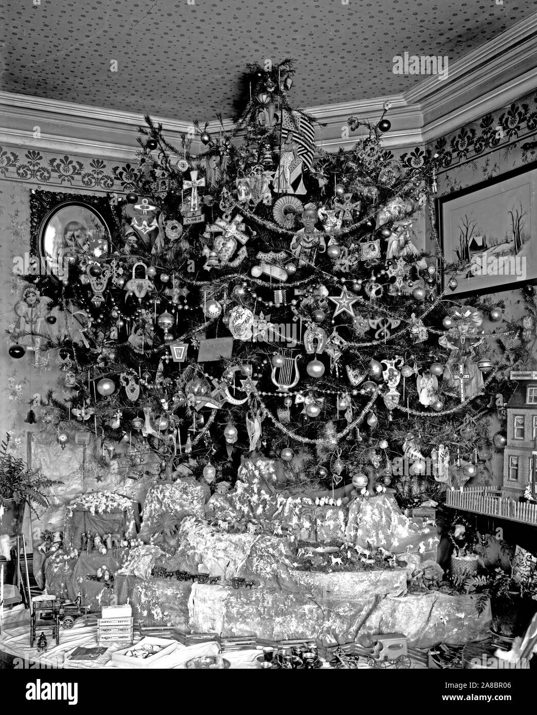 Early 1900s family around christmas tree hi-res stock photography and images - Alamy