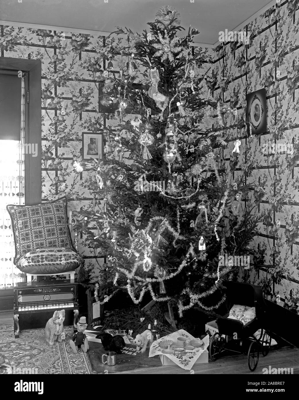 Christmas tree with presents in early 1900s home Stock Photo Alamy