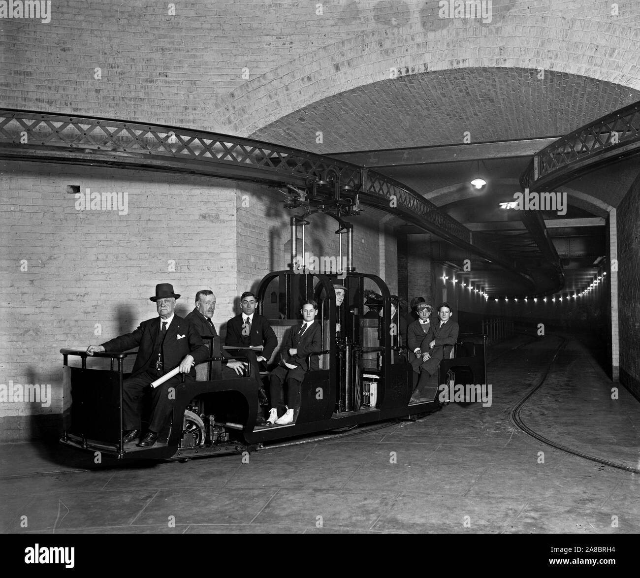 Nero espandibile telescopico baton / sfollagente isolato Foto stock - Alamy