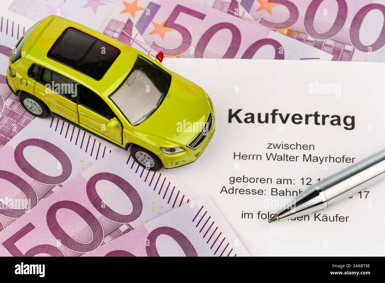 Kaufvertrag fuer ein neues Auto Stock Photo