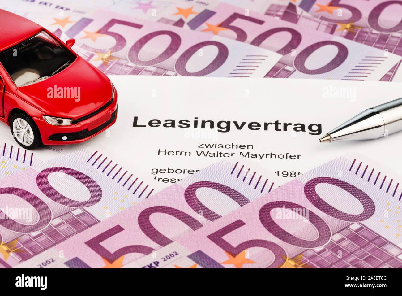 Leasingvertrag fuer ein neues Auto, Modellauto, Symbolfoto Stock Photo