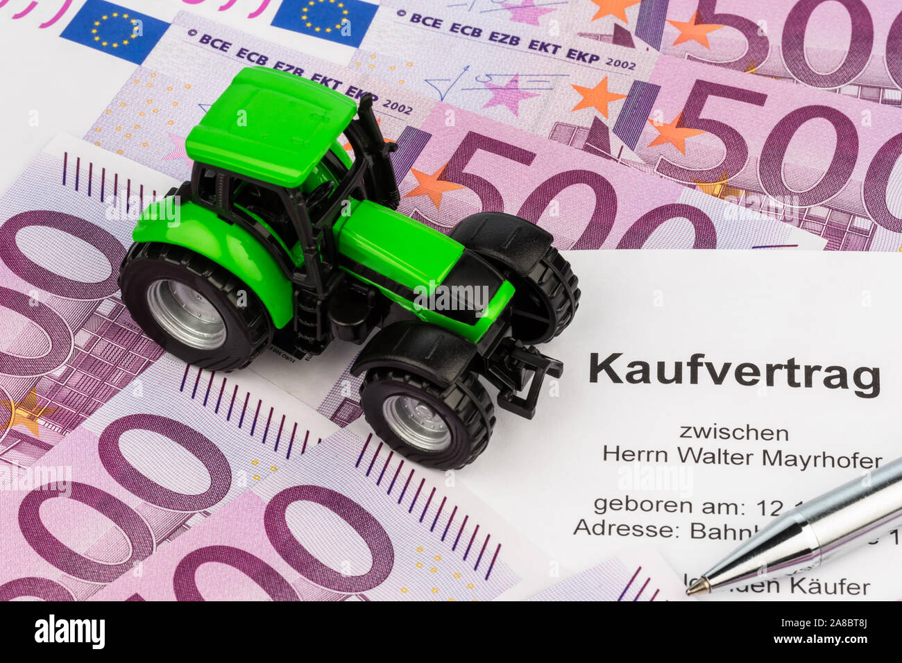 Der Kaufvertrag fuer einen neuen Traktor. Mit Eurogeld und Kugelschreiber Stock Photo