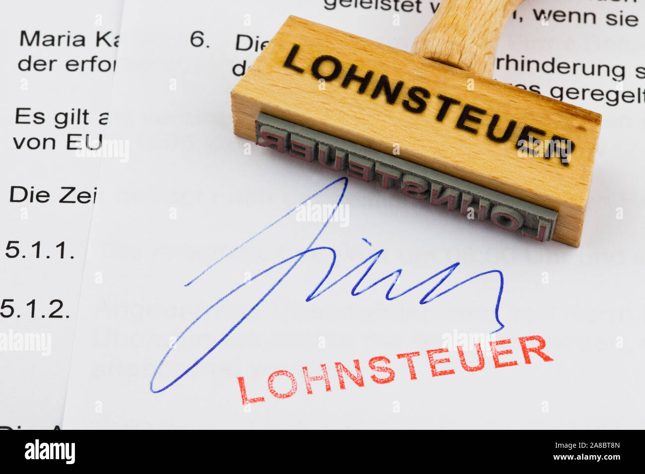 Holzstempel, Formulare im Hintergrund, Aufschrift: Lohnsteuer Stock Photo
