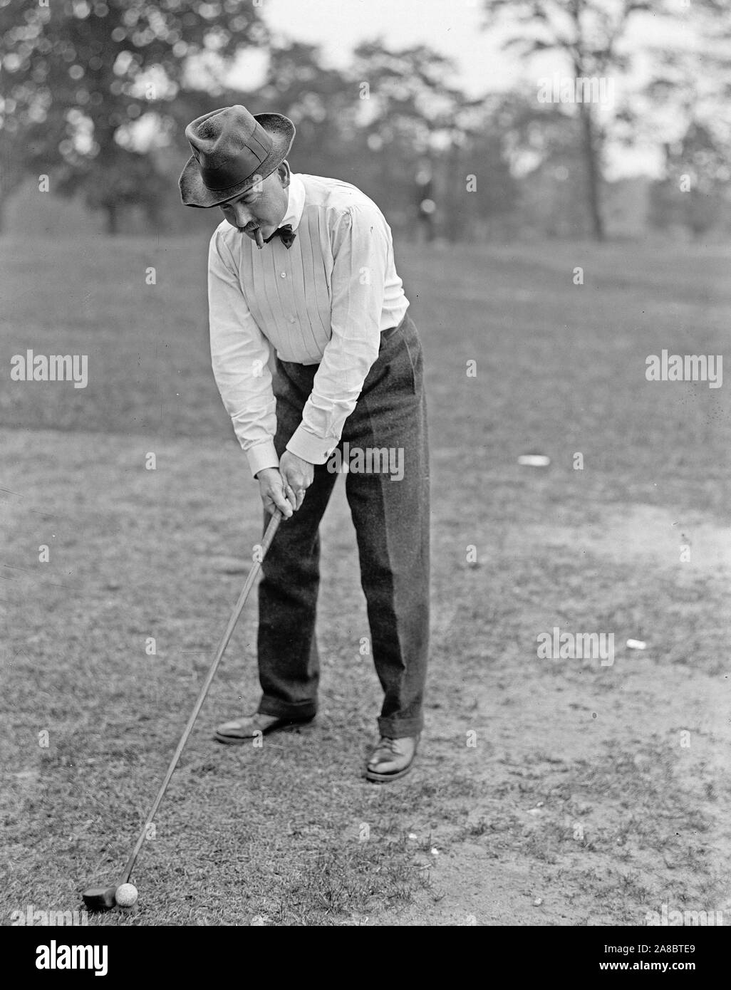 Smoking a cigar while golfing hires stock photography and images Alamy