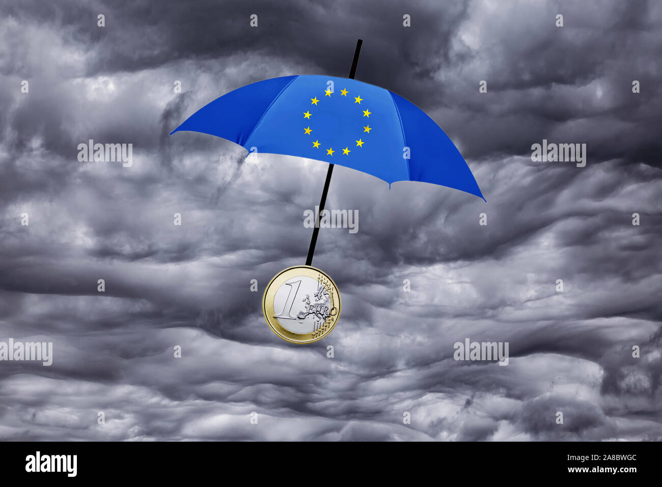 Euro-Rettungsschirm, dient dem Schutz der Waehrung vor Krisen, Gewitter, Regenwolken, Stock Photo