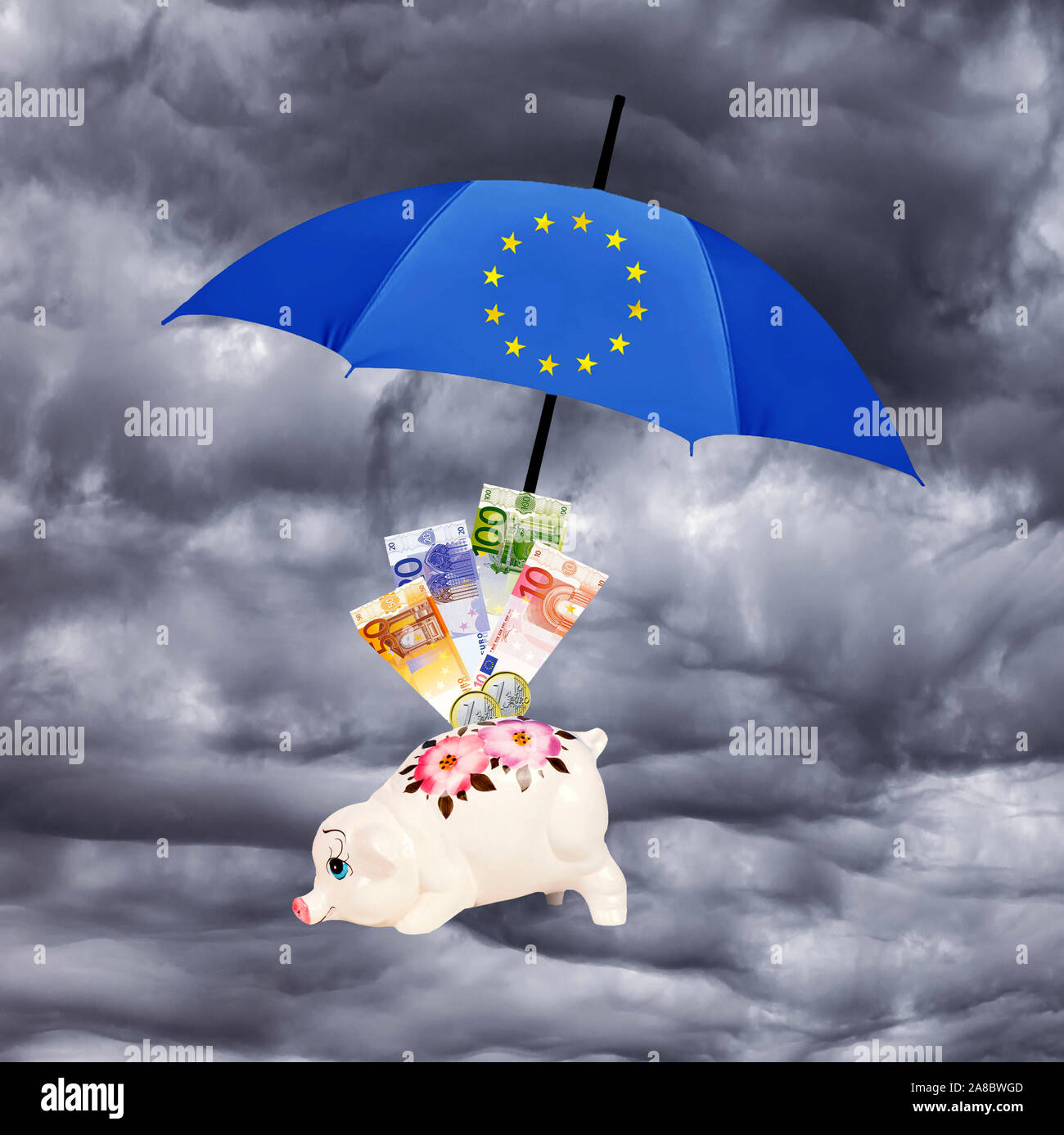 Euro-Rettungsschirm, dient dem Schutz der Waehrung vor Krisen, Gewitter, Regenwolken, Schutz dr Spareinlagen, Sparschwein, Euro-Banknoten, Stock Photo