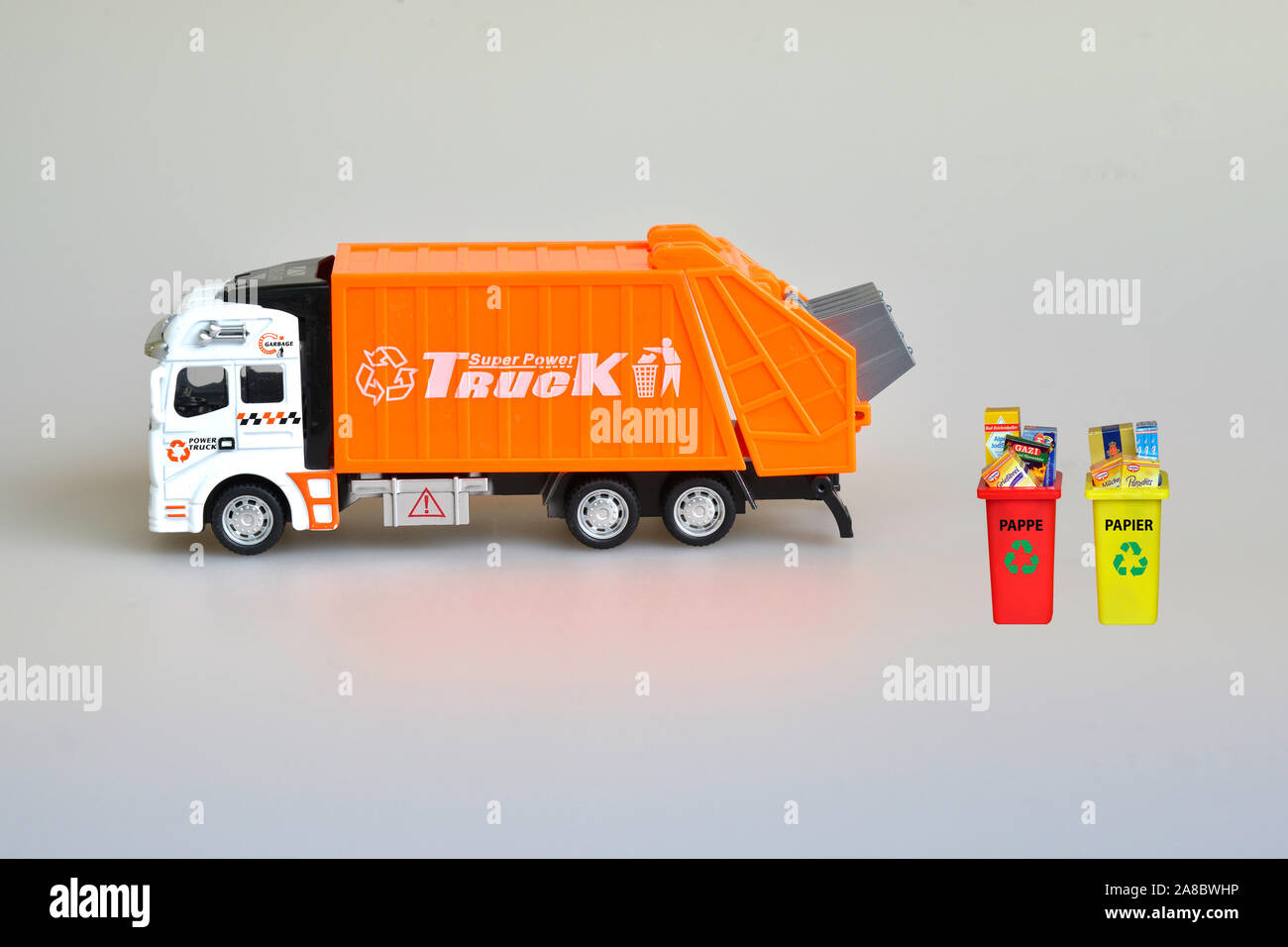 Truck, LKW, holt Verpackungen aus Pappe und Papier ab, Wertstoffe, Recycling, Abfallwirtschaft, Muelltonne, rote, gelbe, Stock Photo