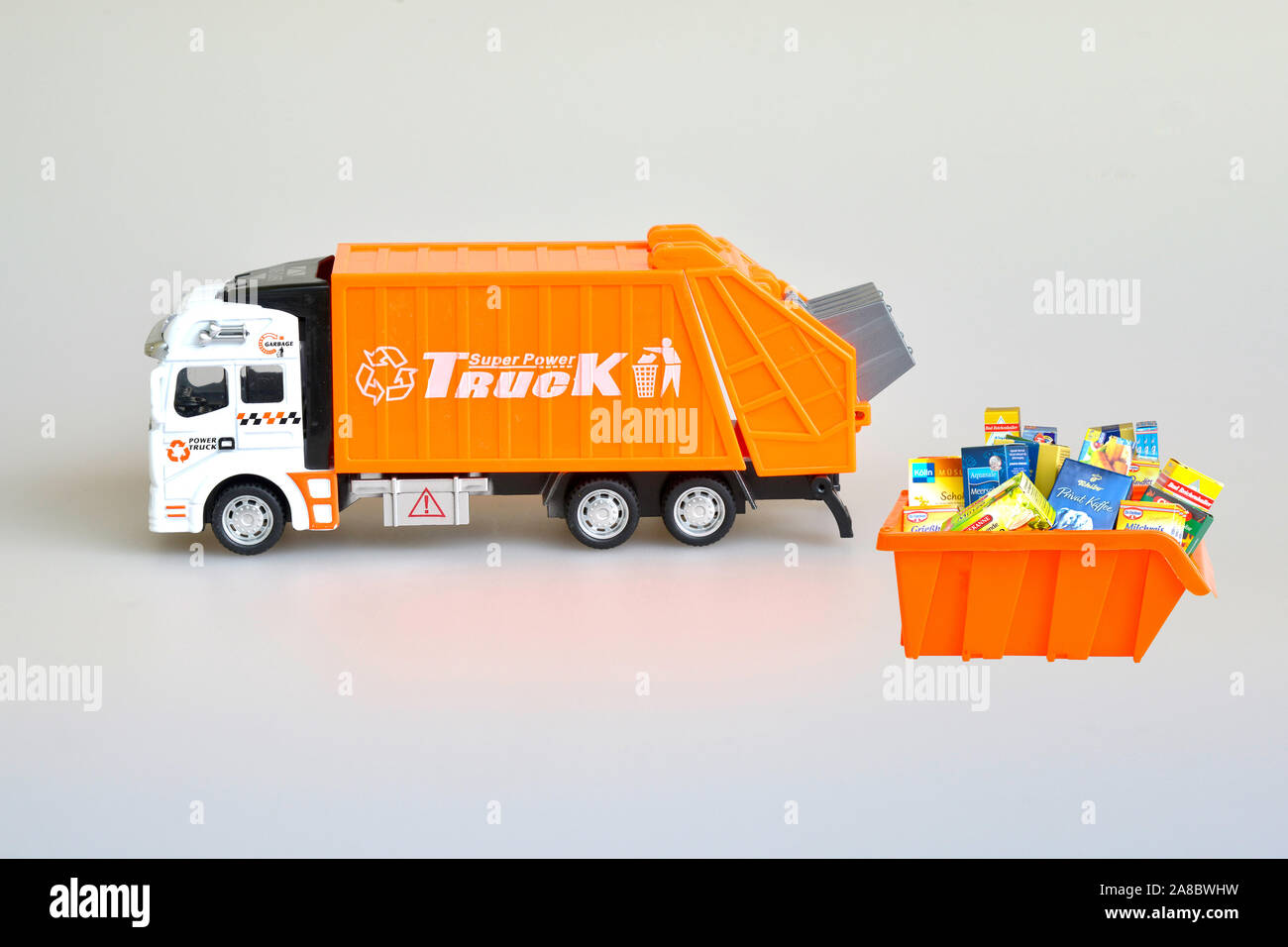 Truck, LKW, holt Verpackungen ab, Pappe und Papier, Wertstoffe, Recycling, Abfallwirtschaft, Container rot, Stock Photo
