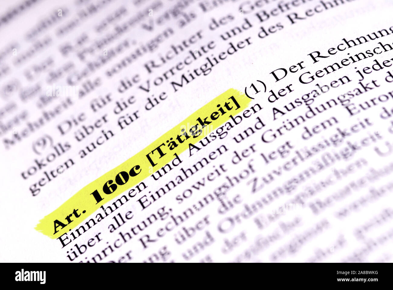 Text, Textpassage, gelber Marker, Art. 160 c, Taetigkeit, BGB Stock Photo
