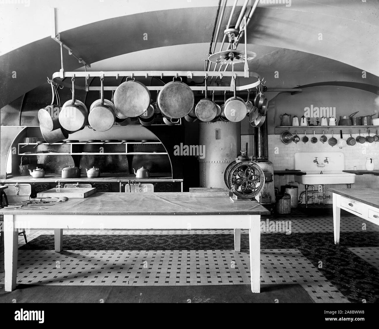 Early 1900s white house kitchen hi-res stock photography and images - Alamy