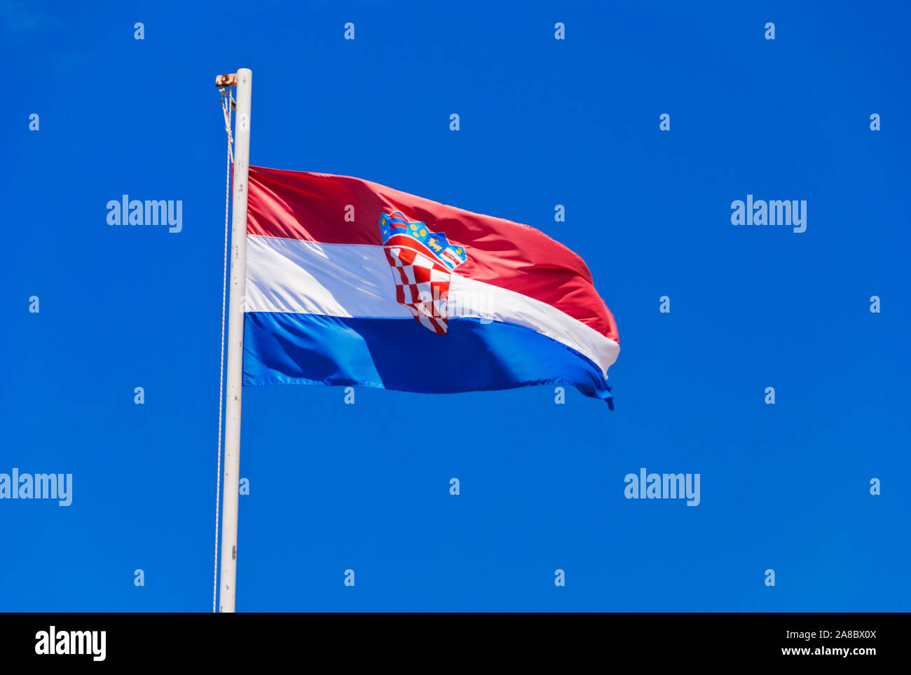 Kroatische Flagge, Fahne, Nationalfahne, Flaggenmast, blauer Himmel, Stock Photo