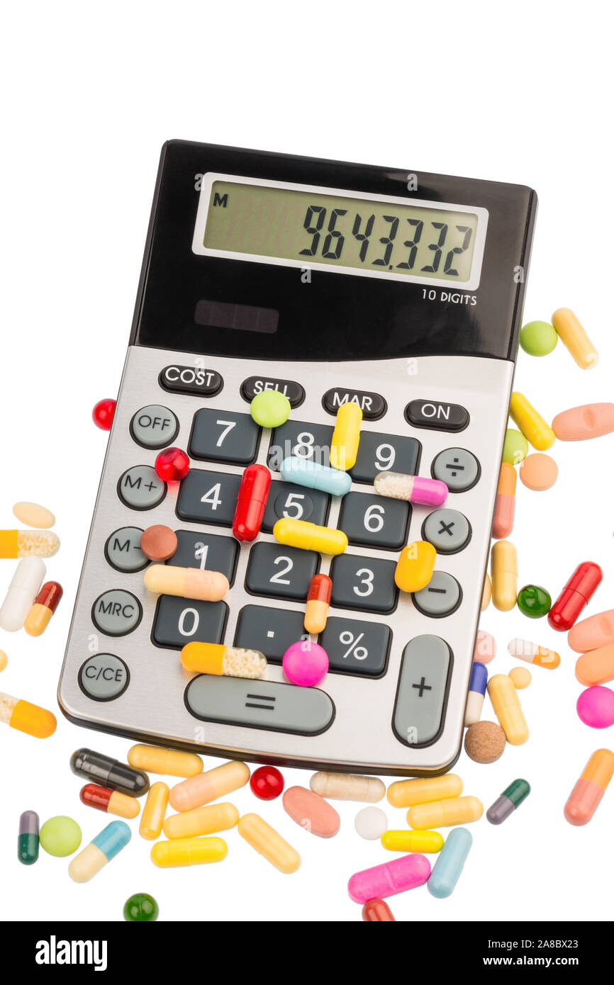 Tabletten liegen auf einem Taschenrechner. Symbolfoto für Kosten in der Medizin und Pharmaindustrie Stock Photo