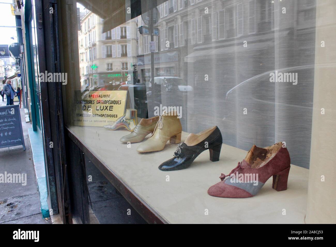 orthopaedic shoe shop in paris pigalle france window display Stock Photo Alamy