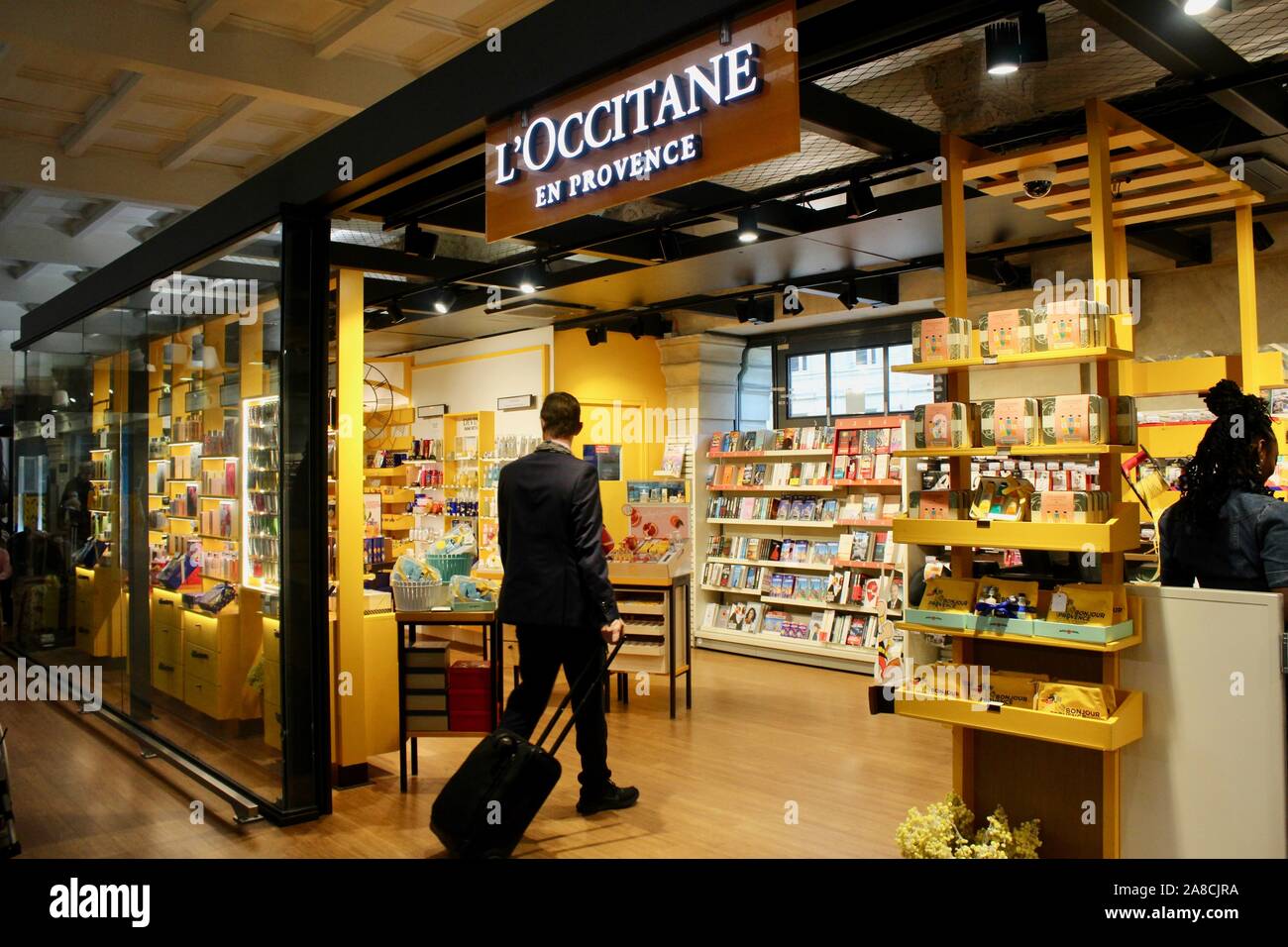 gare du nord paris france retail