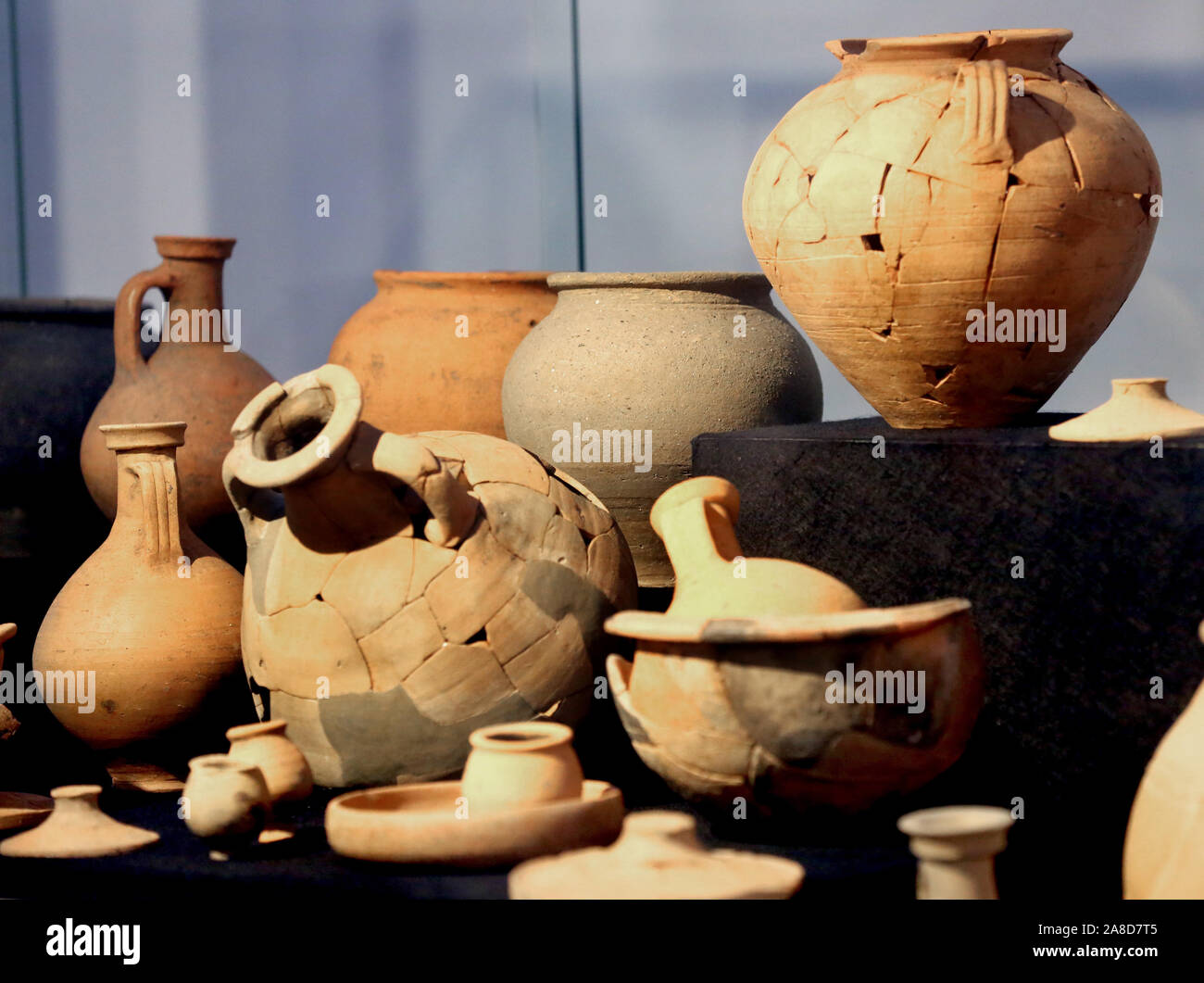 Krefeld, Germany. 08th Nov, 2019. Ceramics from the Gelduba kilns (1st