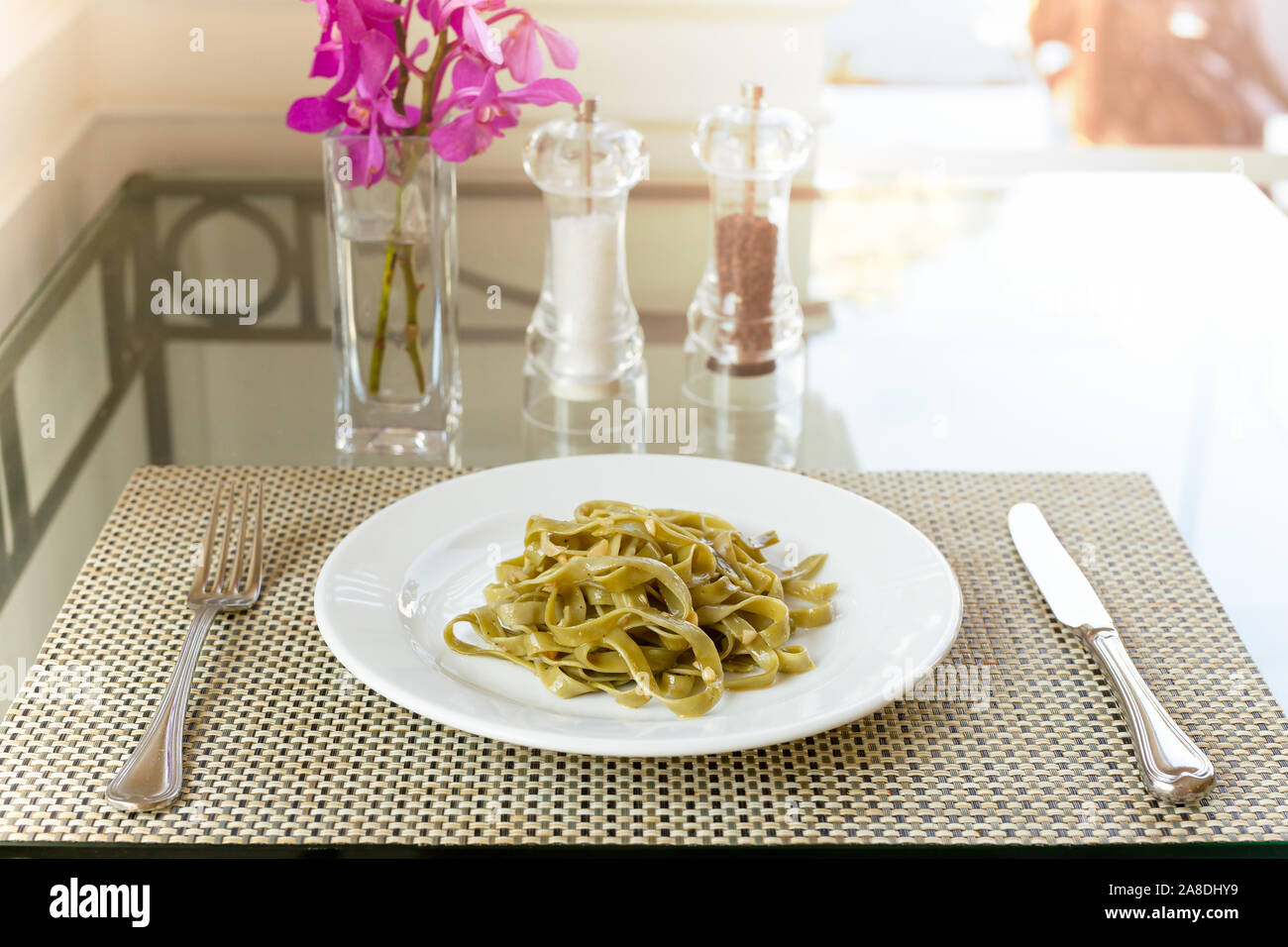 Spinach fettuccine Noodles cook with garlic and olive oil health care