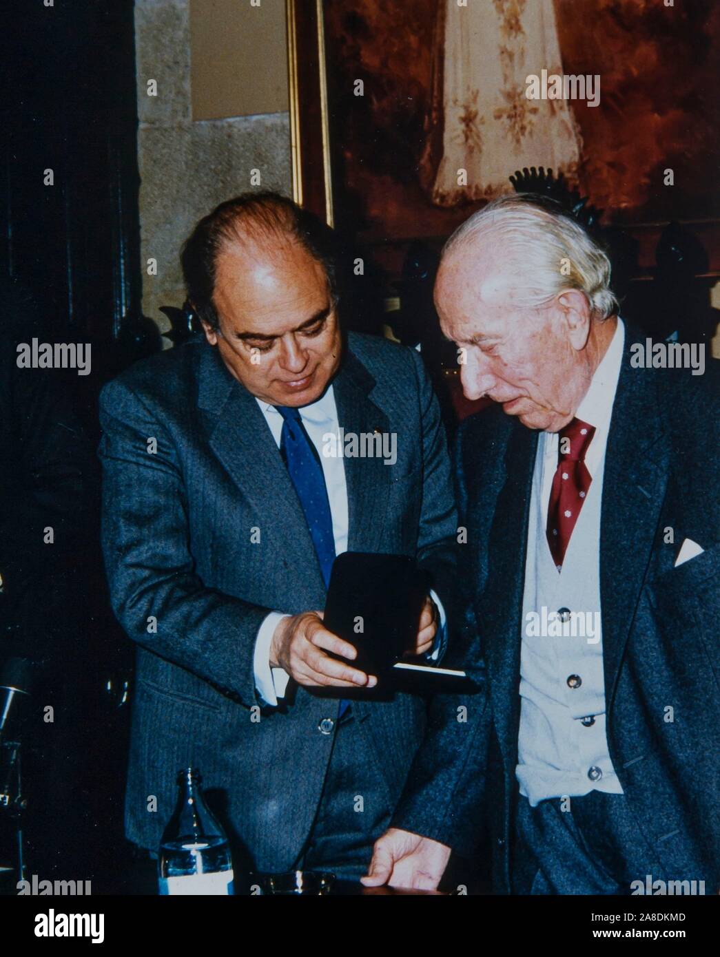 Josep Mestres i Cabanes and Jordi Pujol in the act of the delivery of the Gold Medal of Manresa, 1989. Stock Photo