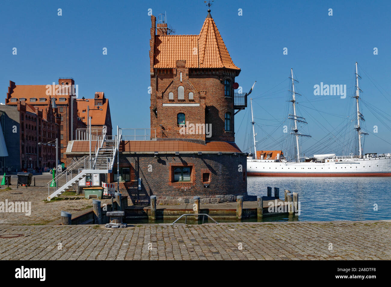Historisches Lotsenhaus im Rostocker Hafen Stock Photo
