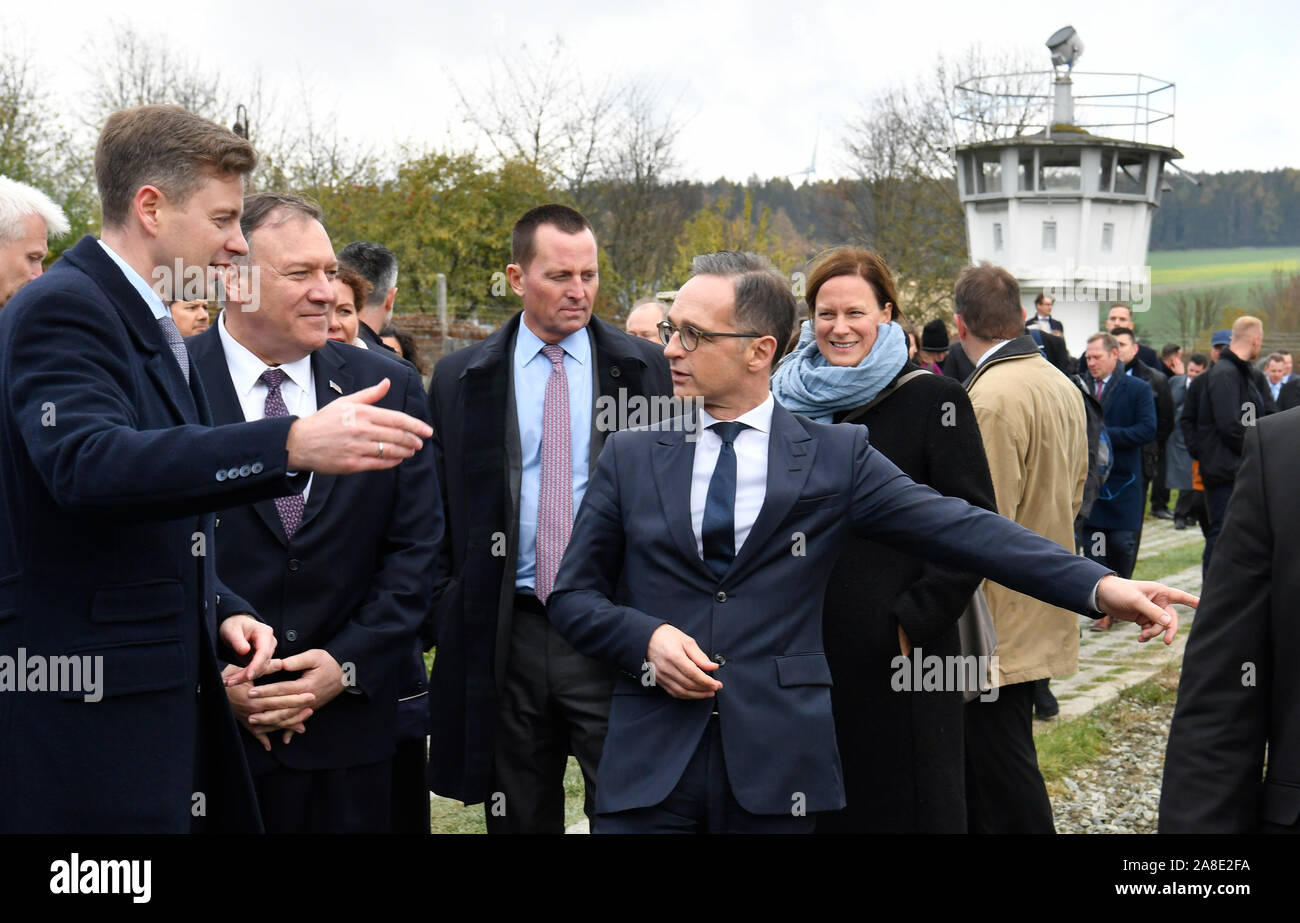 07 November 2019, Bavaria, Mödlareuth: Federal Foreign Minister Heiko Maas, Mike Pompeo, (2nd from right) US Secretary of State and Richard Grenell (M), US Ambassador to Germany visit Mödlareuth near Hof. The inner-German border once ran through the village with just under 50 inhabitants, which in Mödlareuth was partly secured by a wall. The village had therefore been given the nickname 'Little Berlin'. Photo: John Macdougall/AFP-Pool/dpa Stock Photo