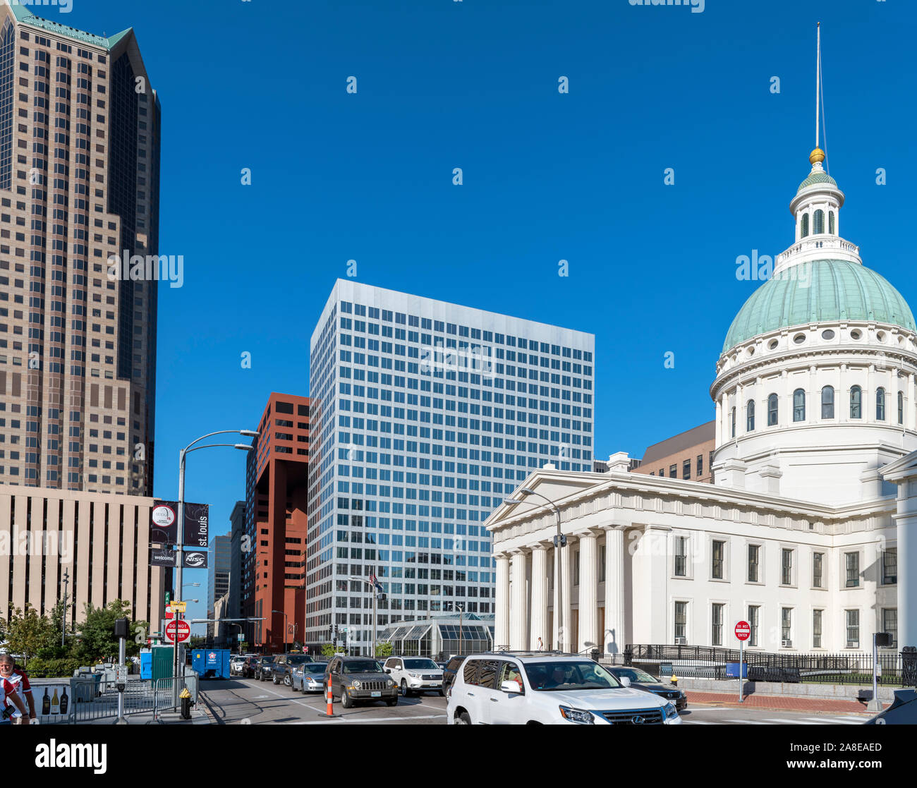 View down North Broadway in downtown with the Old Courthouse on the right, Saint Louis, Missouri, USA Stock Photo