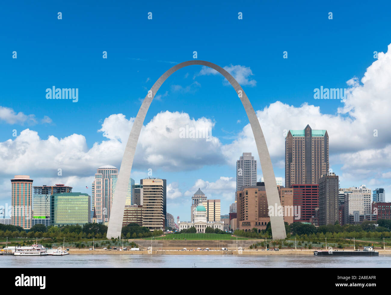 View of the St Louis skyline from across the Mississippi River with the Gateway Arch framing the Old Courthouse, St Louis, Missouri, USA Stock Photo