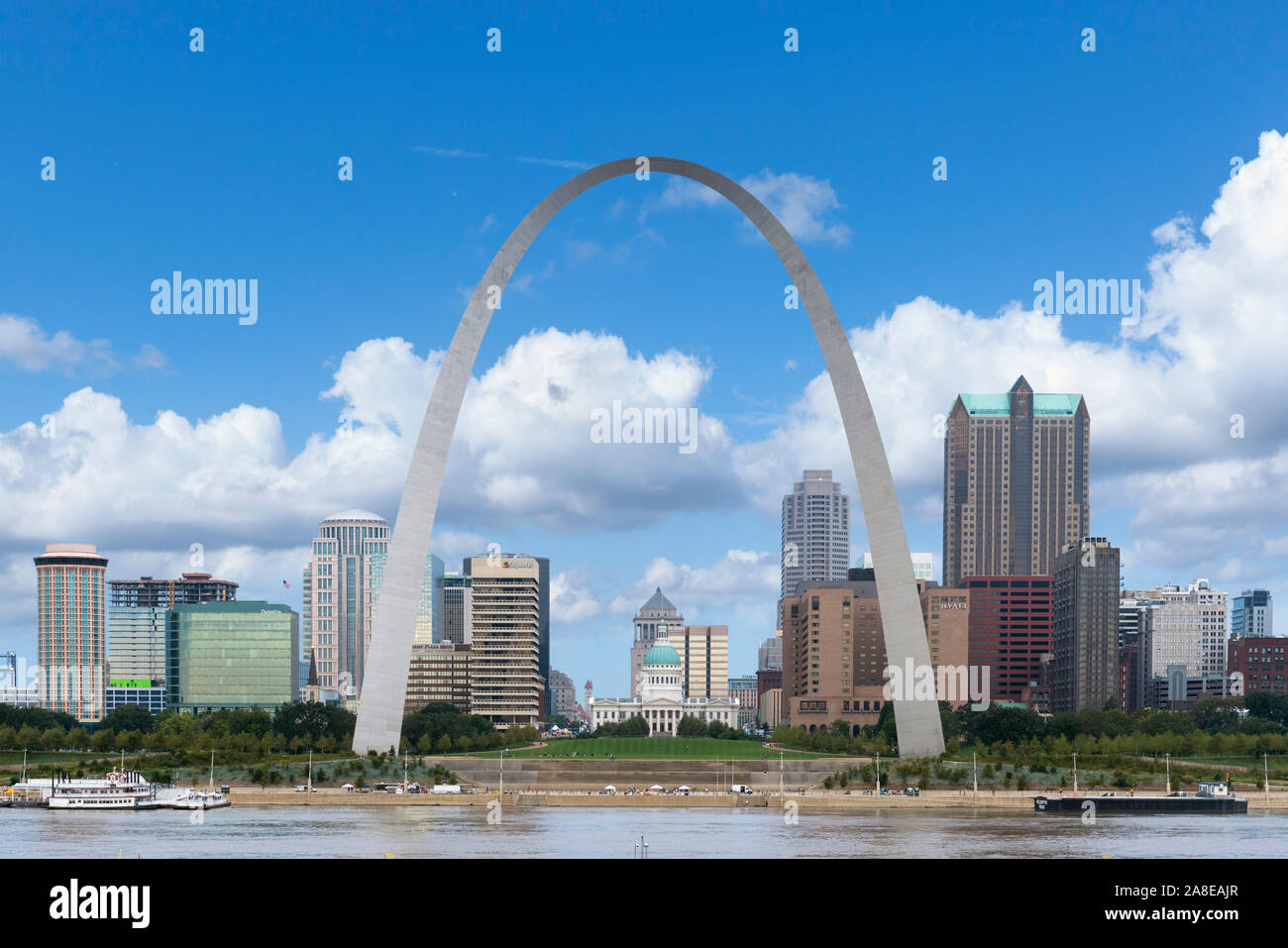 View of the St Louis skyline from across the Mississippi River with the Gateway Arch framing the Old Courthouse, Saint Louis, Missouri, USA Stock Photo