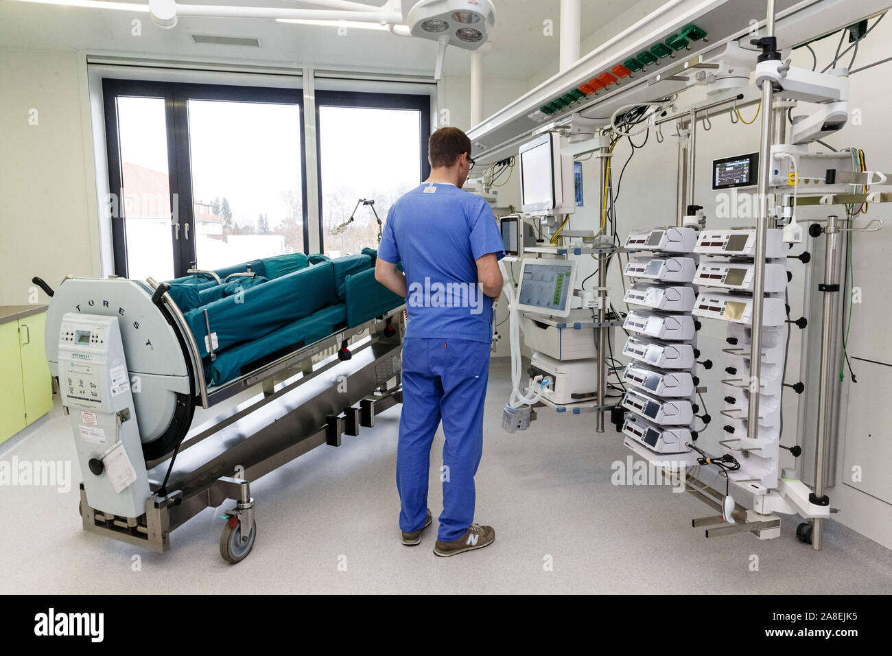 08 November 2019, SchleswigHolstein, Lübeck A hospital employee