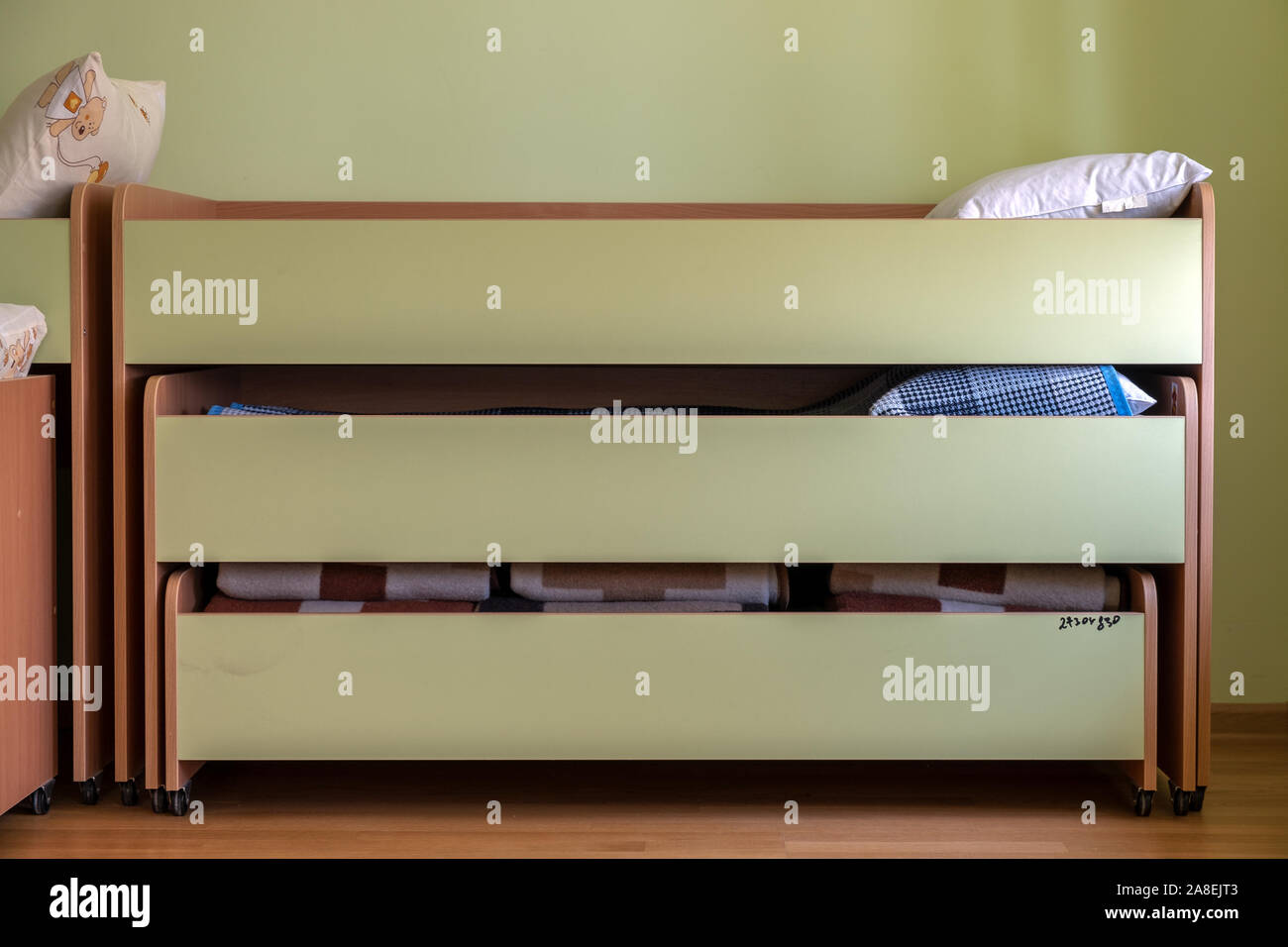 Many small beds in daycare preeschool empty bedroom Stock Photo Alamy