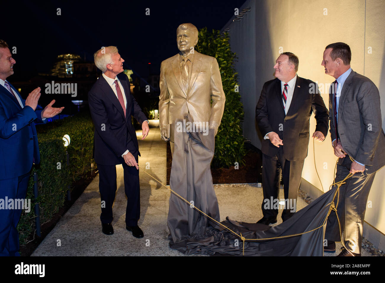 Berlin, Germany. 08th Nov, 2019. Fred Ryan (l-r), Chairman of the Ronald Reagan Foundation and Editor of the Washington Post, Mike Pompeo, Secretary of State, and Richard Grenell, US Ambassador to Germany, jointly unveil a statue of former US President Ronald Reagan on the roof terrace of the US Embassy. Credit: Gregor Fischer/dpa/Alamy Live News Stock Photo