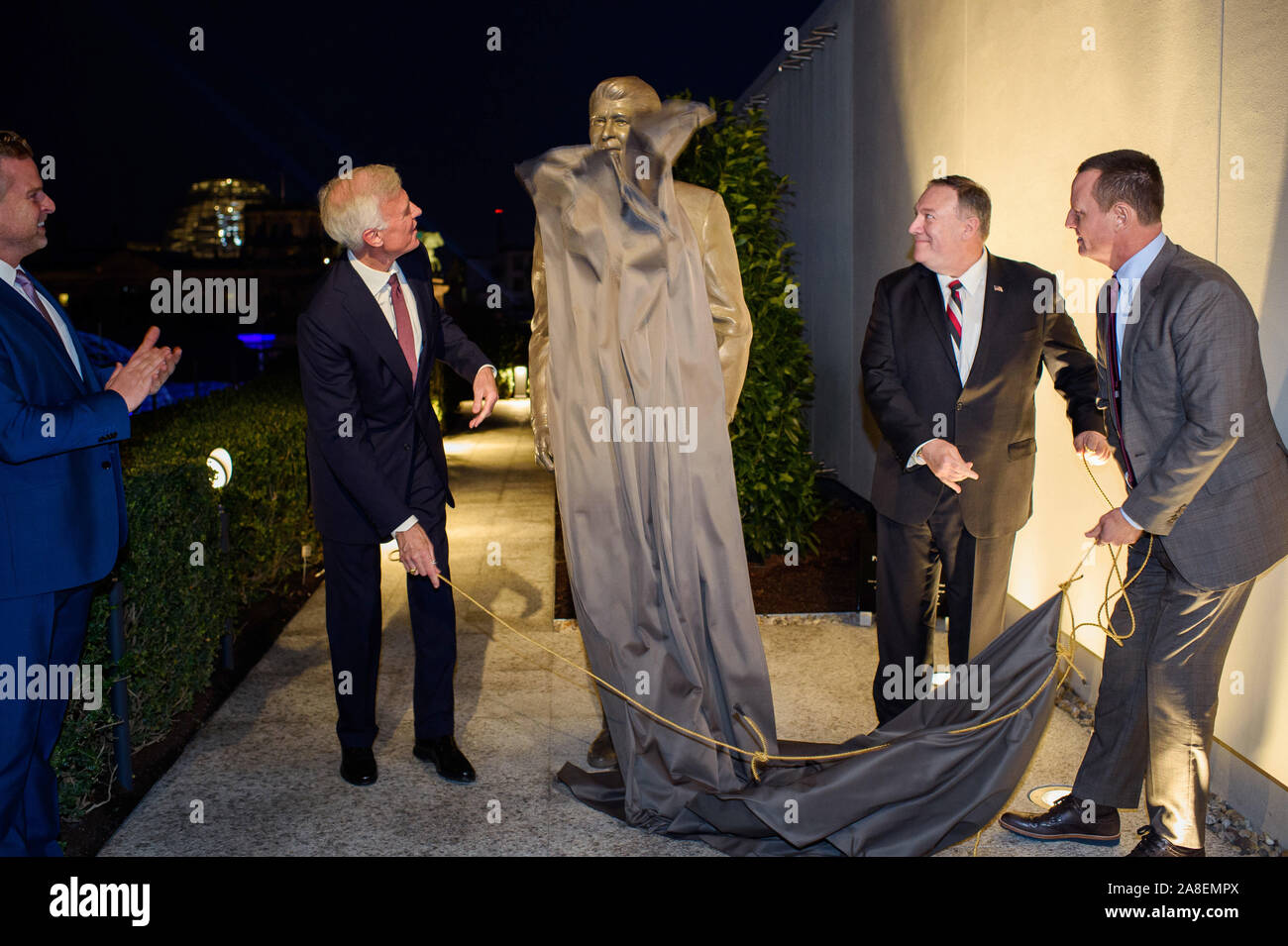 Berlin, Germany. 08th Nov, 2019. Fred Ryan (l-r), Chairman of the Ronald Reagan Foundation and Editor of the Washington Post, Mike Pompeo, Secretary of State, and Richard Grenell, US Ambassador to Germany, jointly unveil a statue of former US President Ronald Reagan on the roof terrace of the US Embassy. Credit: Gregor Fischer/dpa/Alamy Live News Stock Photo