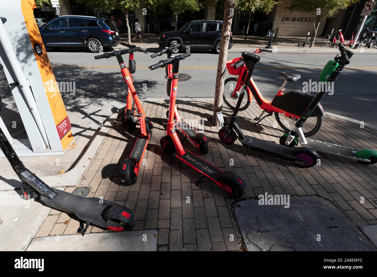 Public sidewalk hires stock photography and images Alamy