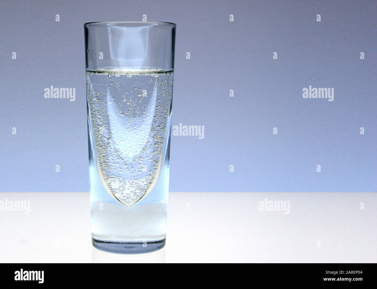 Wasserglas, Glas mit Wasser, Mineralwasser, Trinkwasser, mit Kohlensäure, Stock Photo