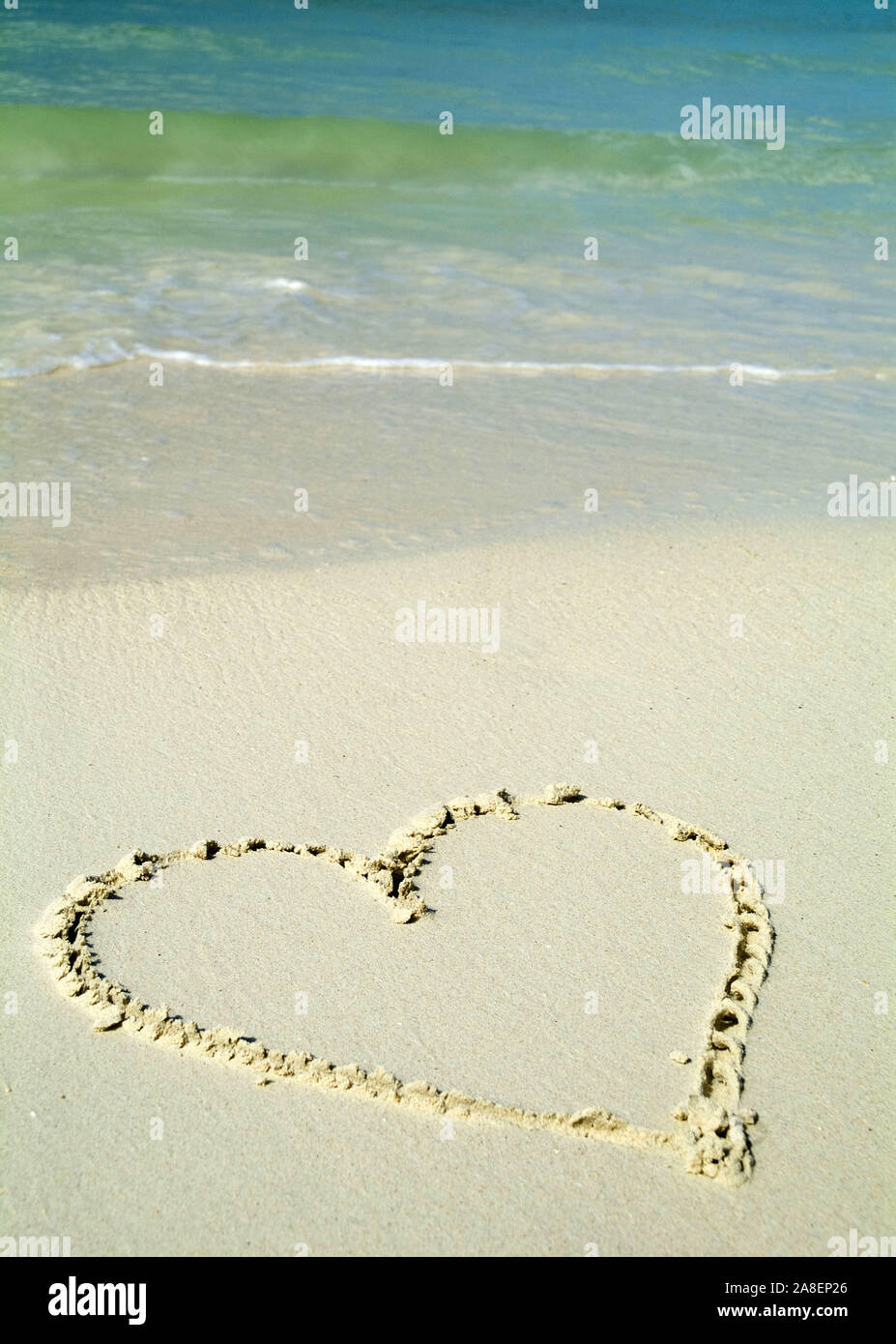 Herz am Strand, in den Sand gemalt, Wasser, Wellen, Stock Photo
