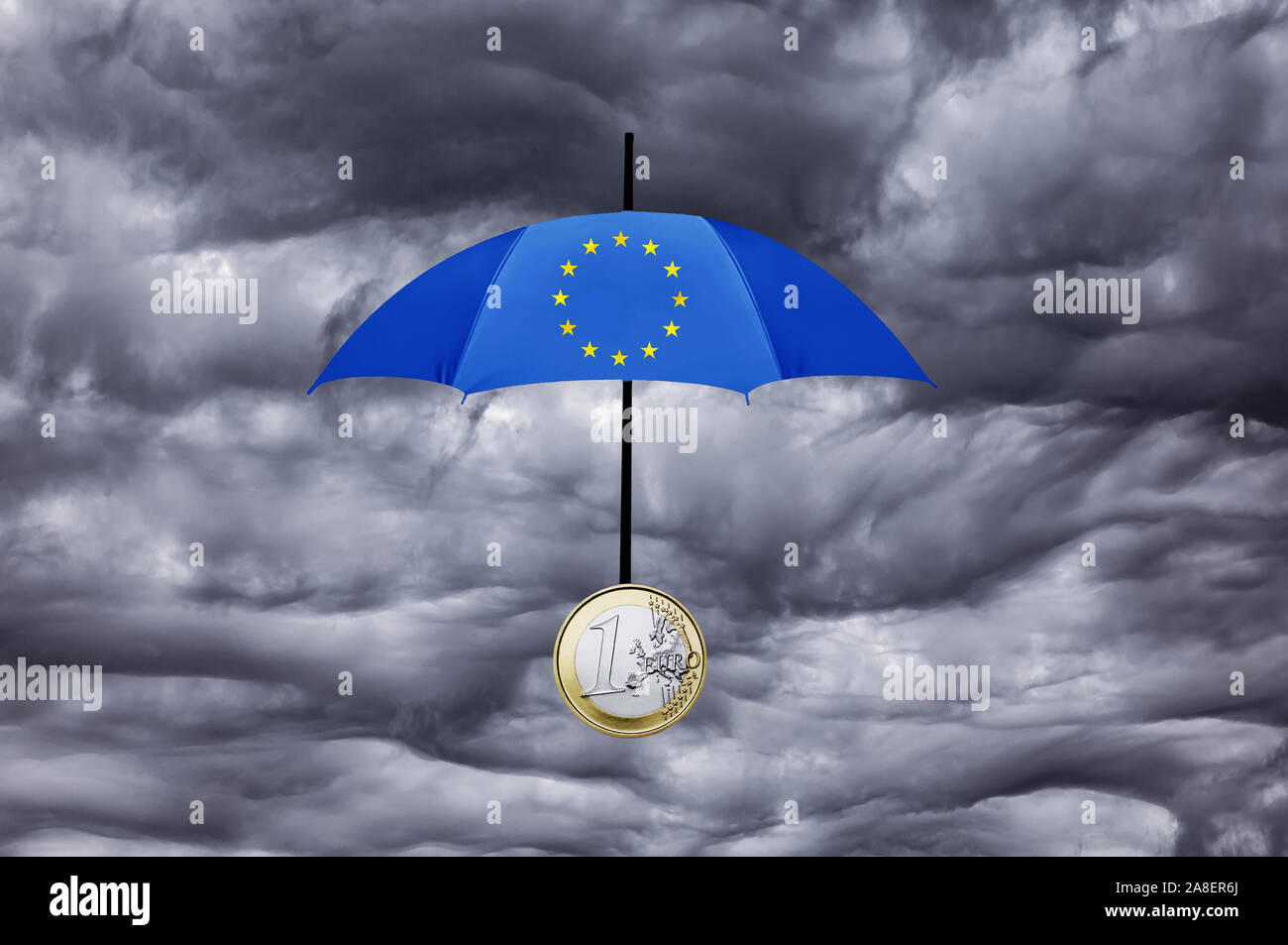 Euro-Rettungsschirm, dient dem Schutz der Waehrung vor Krisen, Gewitter, Regenwolken, Stock Photo