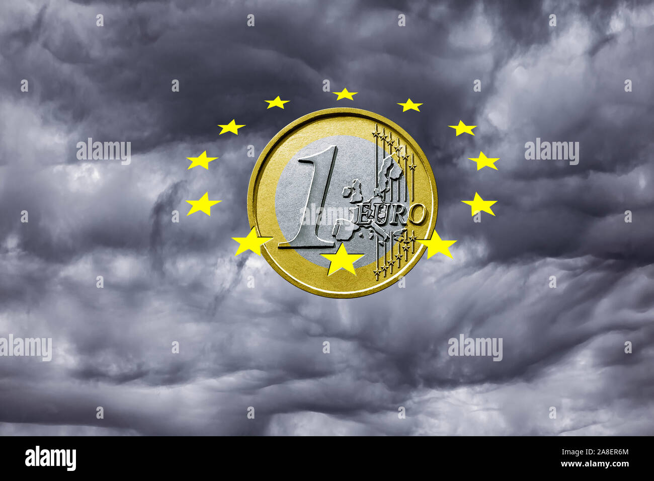 Euro-Rettungsschirm, dient dem Schutz der Waehrung vor Krisen, Gewitter, Regenwolken, Euro, Euro-Sterne, Stock Photo
